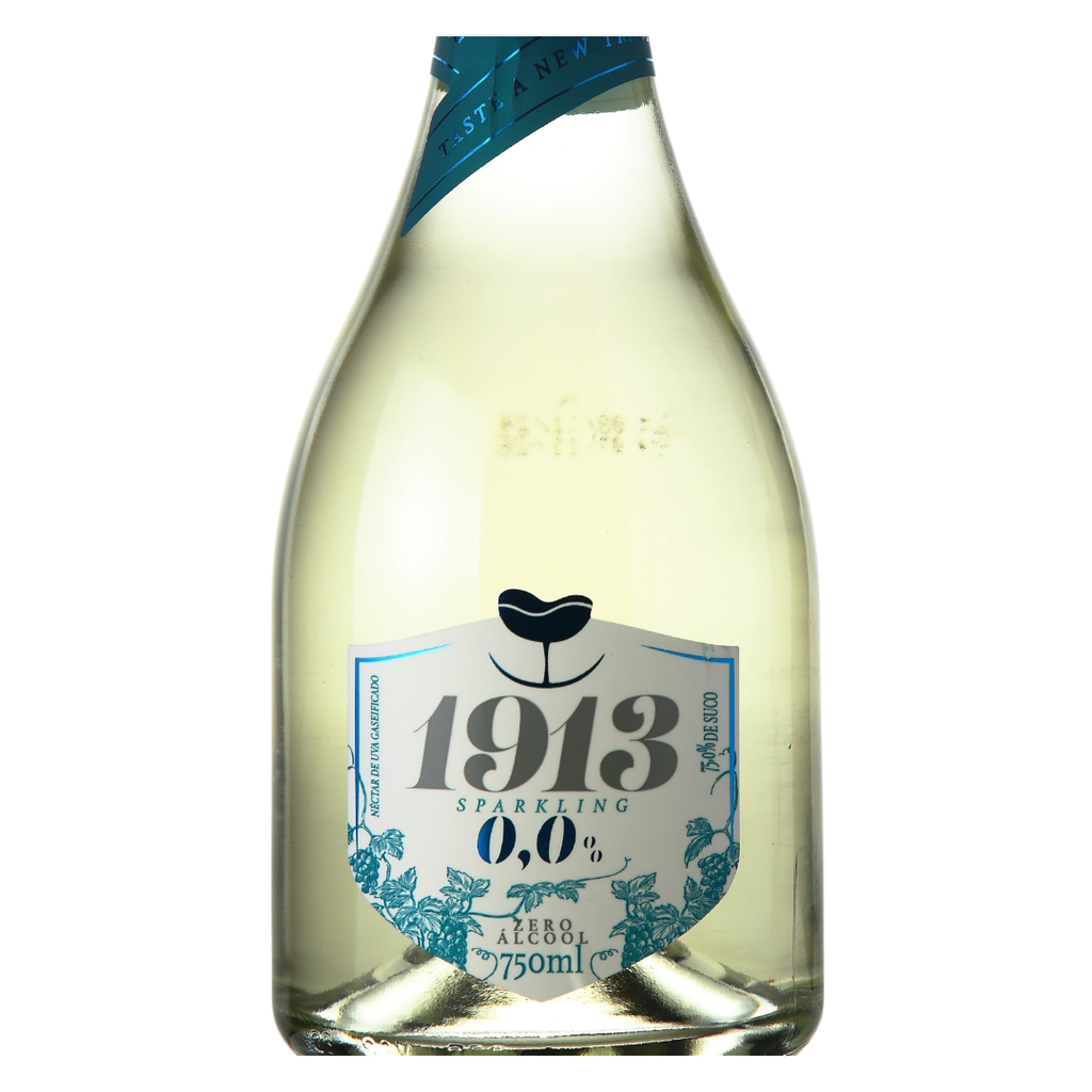 Close-up do rótulo do 1913 Sparkling Zero Álcool, mostrando a linha 1913 Sparkling, a uva Brancas Americanas, a origem Serra Gaúcha, Brasil, e o volume de 750ml.