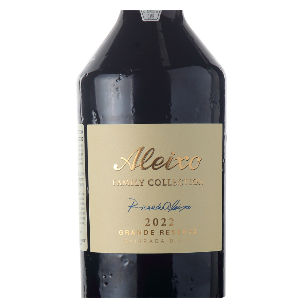 Close-up do rótulo do Aleixo Family Collection Grande Reserva, mostrando a safra 2022, o corte com predominância de Baga, a origem Bairrada DOC Portugal e o volume de 750 ml.