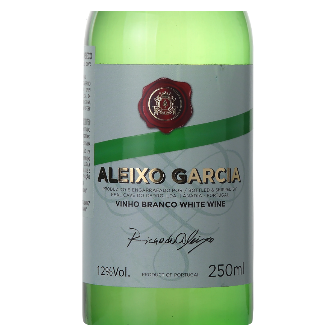 Close-up do rótulo do vinho Aleixo Garcia Branco, mostrando o nome da vinícola Real Cave do Cedro, as castas Maria Gomes e Bical e o volume de 250ml.