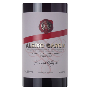 Close-up do rótulo do vinho Aleixo Garcia Syrah, mostrando o nome da vinícola Real Cave do Cedro, a uva Syrah e a região da Bairrada