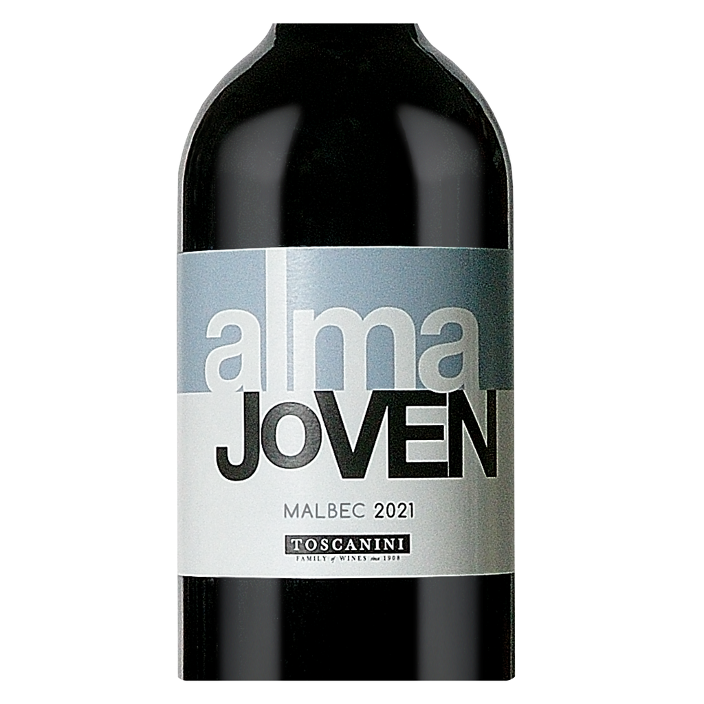 Close-up do rótulo do Alma Joven Malbec da Bodega Juan Toscanini, mostrando a uva Malbec, a origem Paso Cuello, Canelones, Uruguai, a safra 2021 e o volume de 750ml.