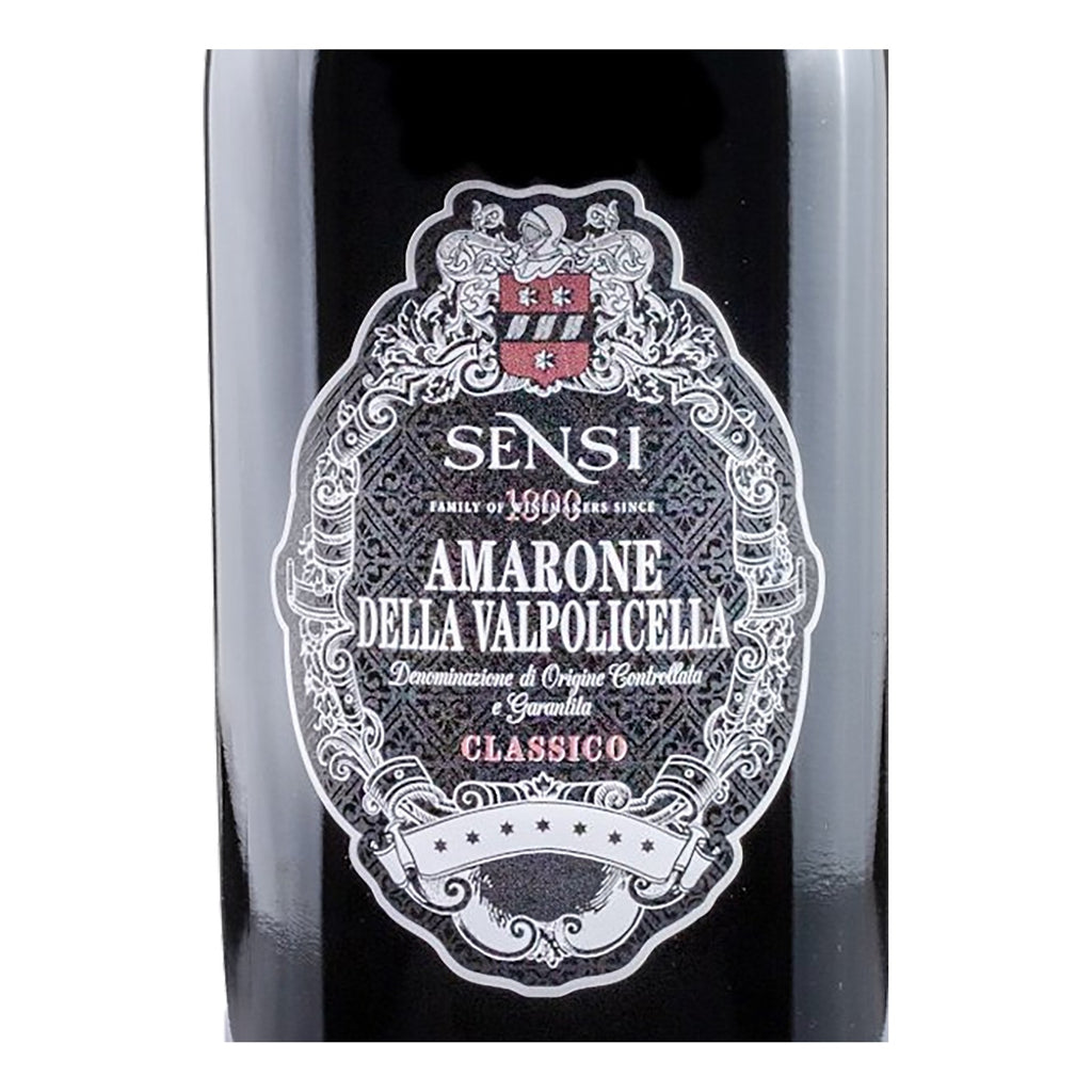 Close do rótulo Amarone della Valpolicella Classico DOCG Sensi 2022, vinho tinto italiano do Vêneto elaborado com Corvina e Rondinella, em garrafa de 750 ml.