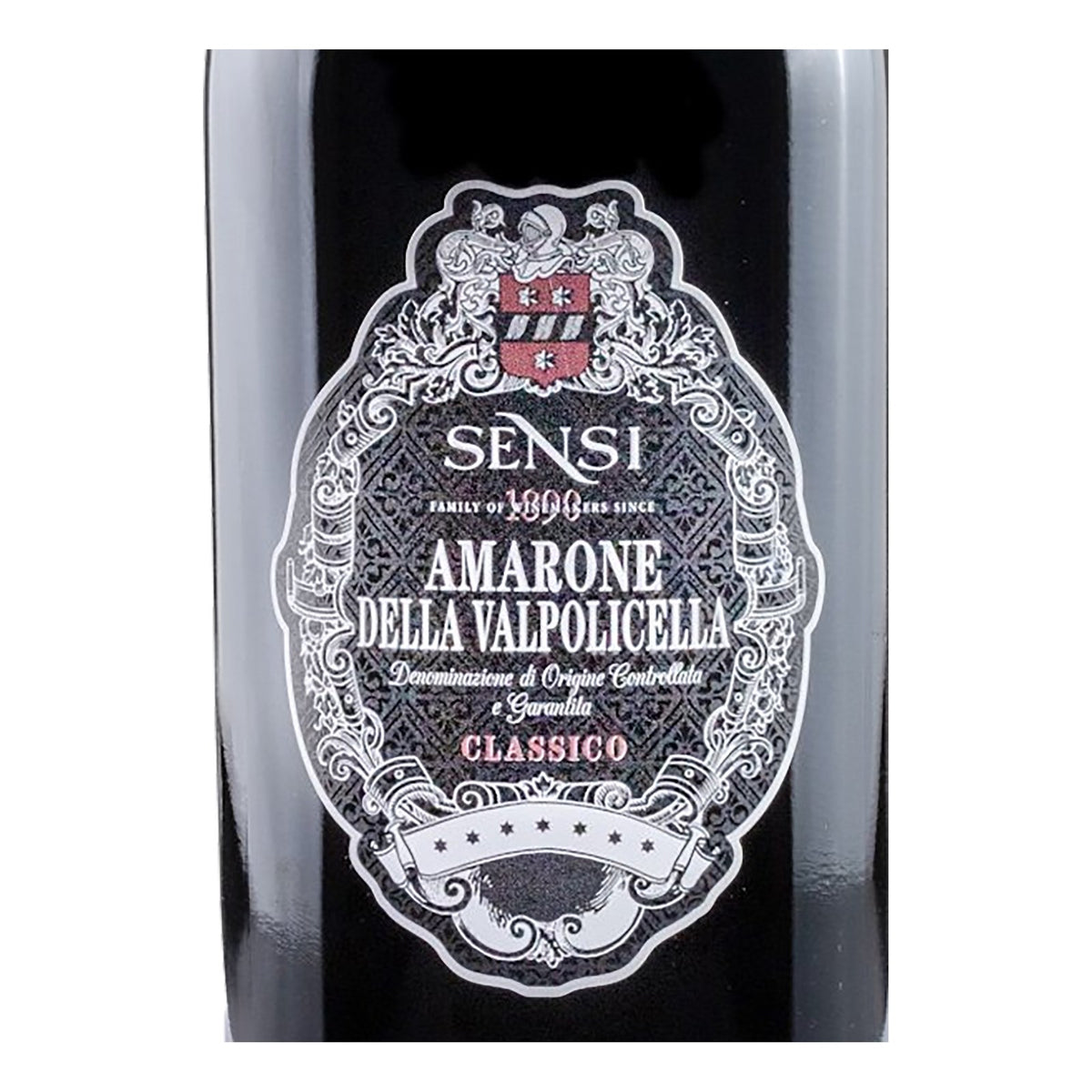 Close do rótulo Amarone della Valpolicella Classico DOCG Sensi 2022, vinho tinto italiano do Vêneto elaborado com Corvina e Rondinella, em garrafa de 750 ml.