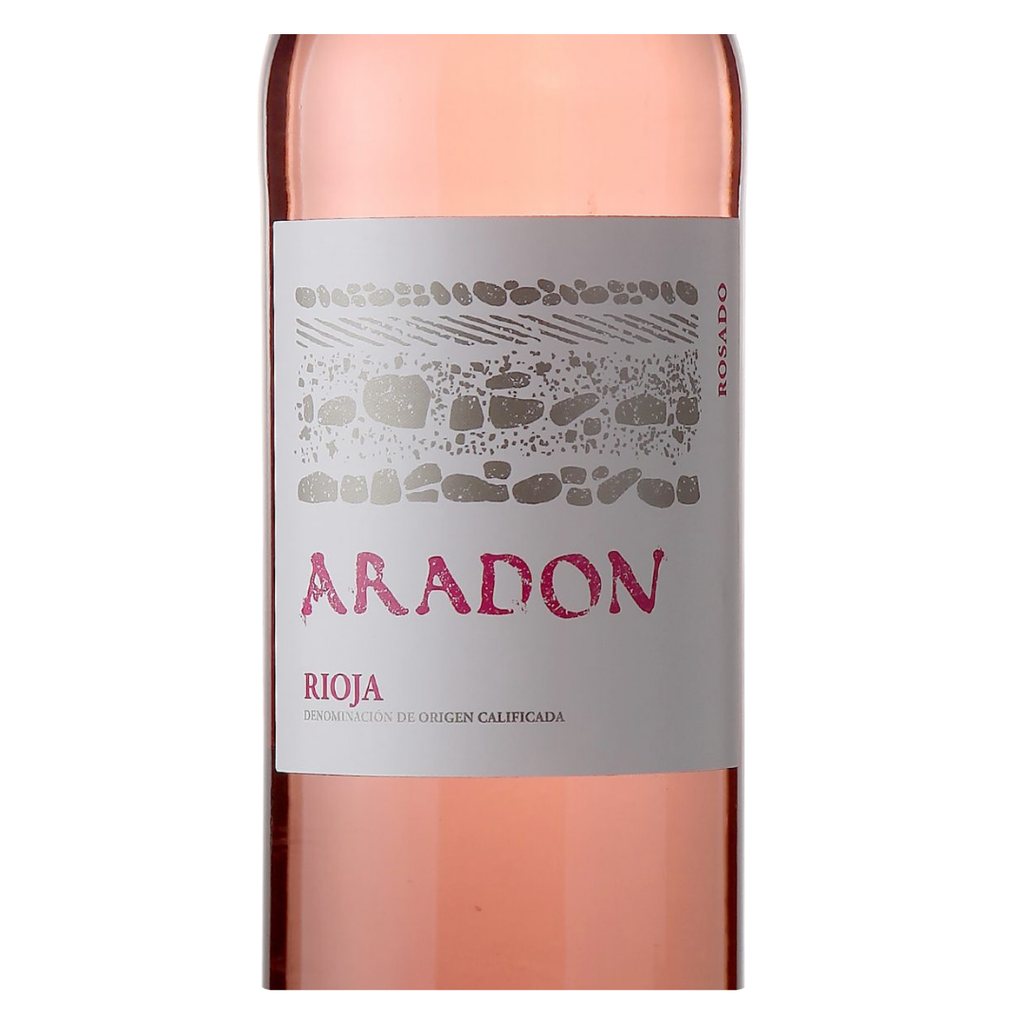 Detalhe do rótulo do vinho Aradón Rosé, exibindo o nome da vinícola e a denominação de origem Rioja.
