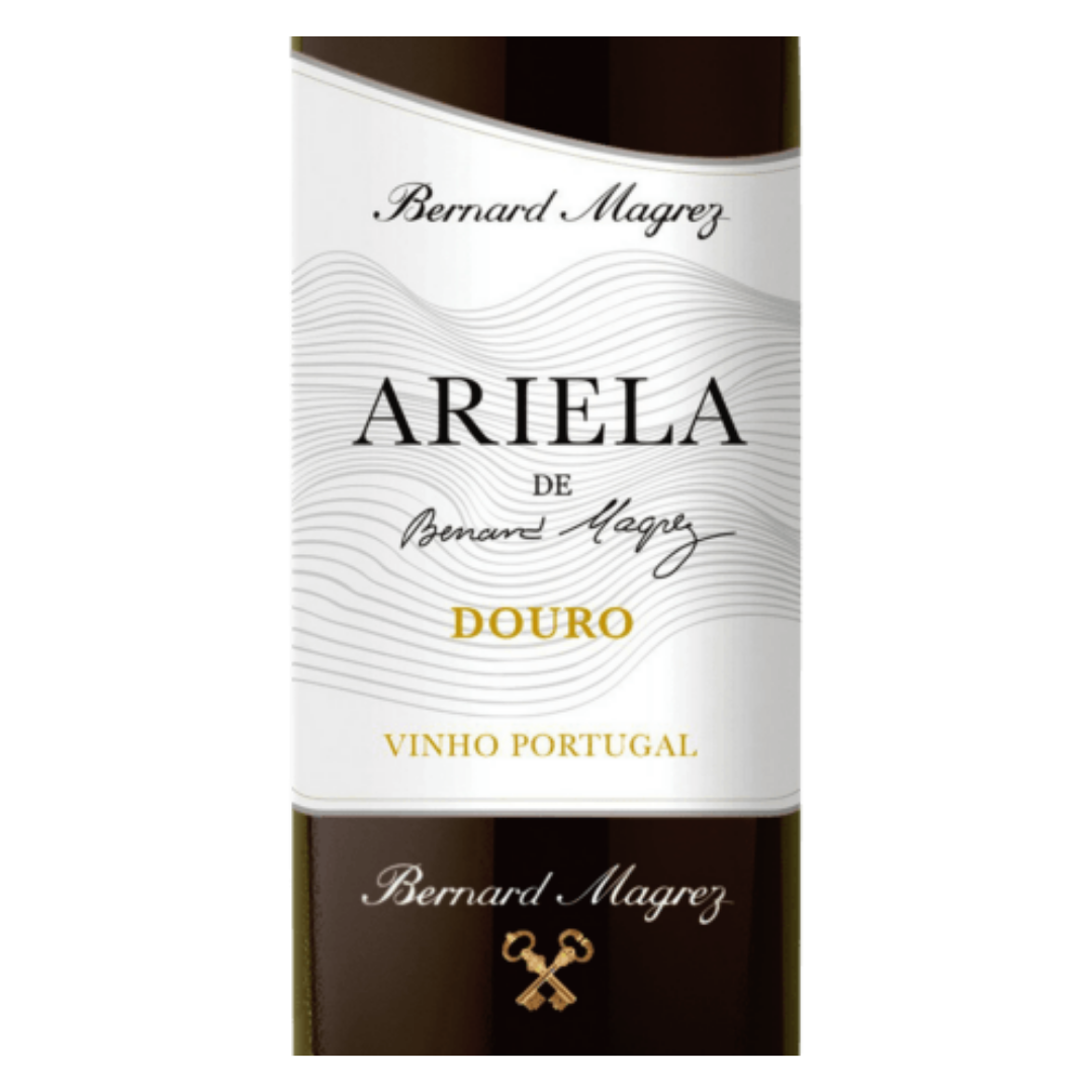 Close-up do rótulo do vinho Ariela de Bernard Magrez, mostrando o nome do produtor, a região Douro Portugal e detalhes do blend branco.