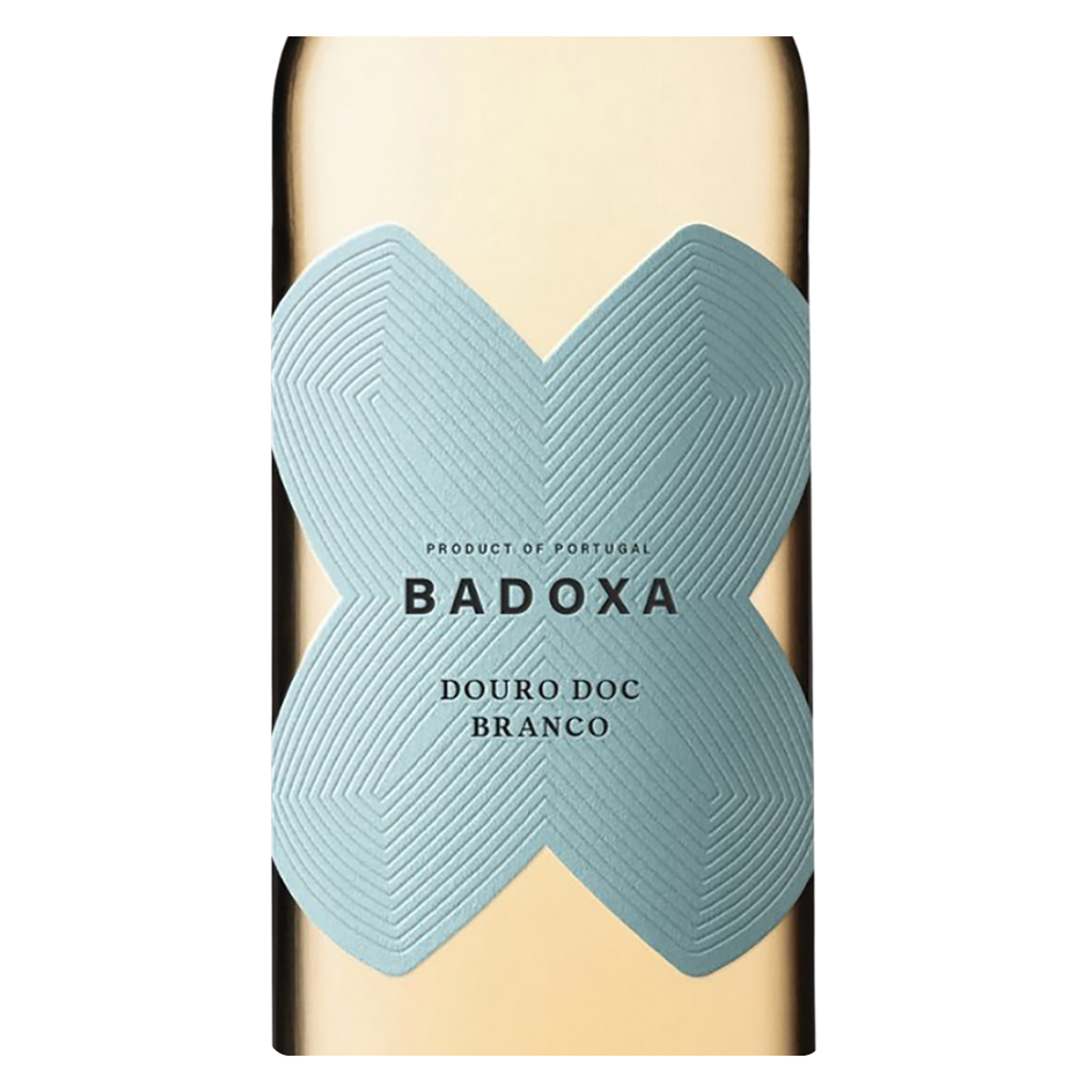 Close-up do rótulo do vinho Badoxa Douro DOC Branco, destacando o nome do vinho e a denominação Douro DOC.