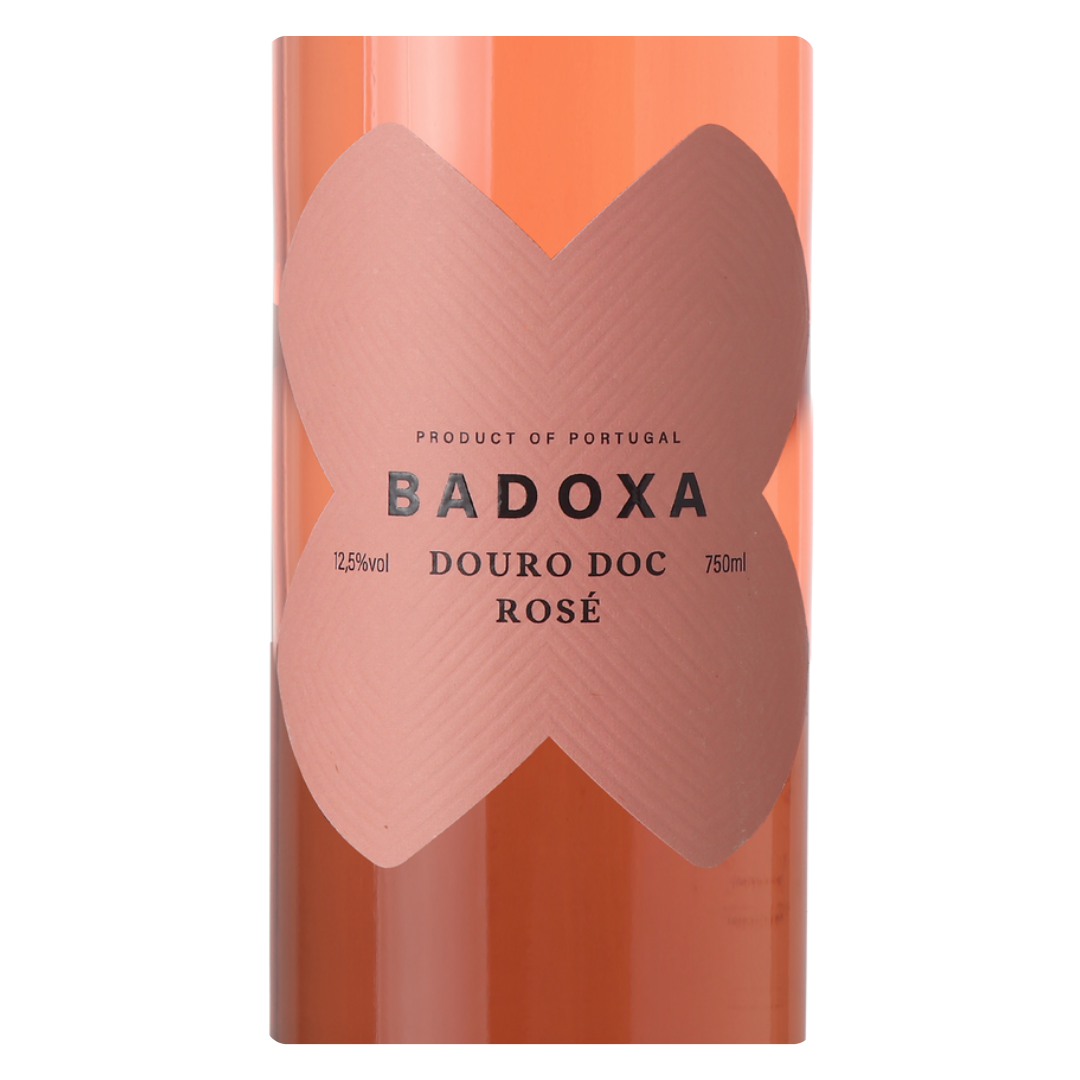 Close-up do rótulo do vinho Badoxa Douro DOC Rosé, destacando o nome Badoxa e a origem Douro DOC, Portugal.