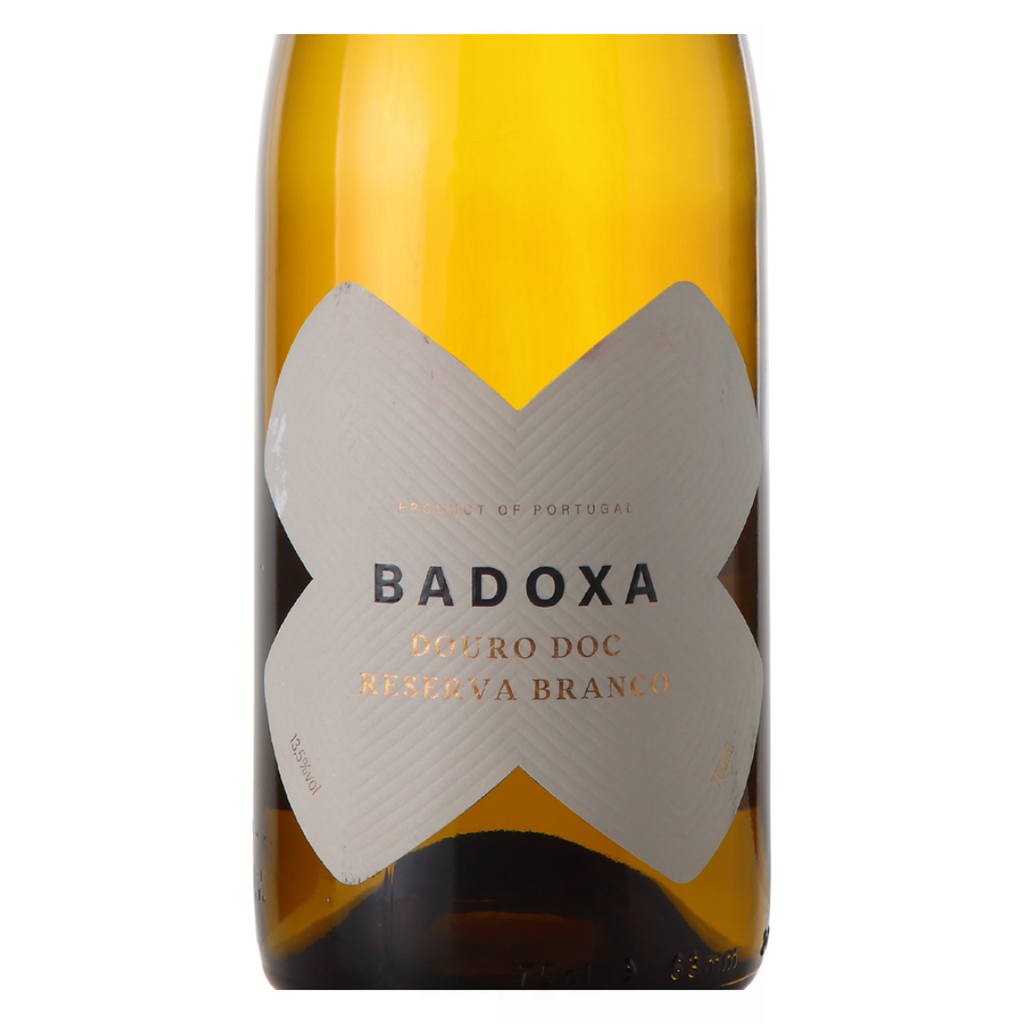 Close-up do rótulo do vinho Badoxa Douro Reserva Branco, destacando o nome Badoxa e a origem Douro DOC, Portugal.
