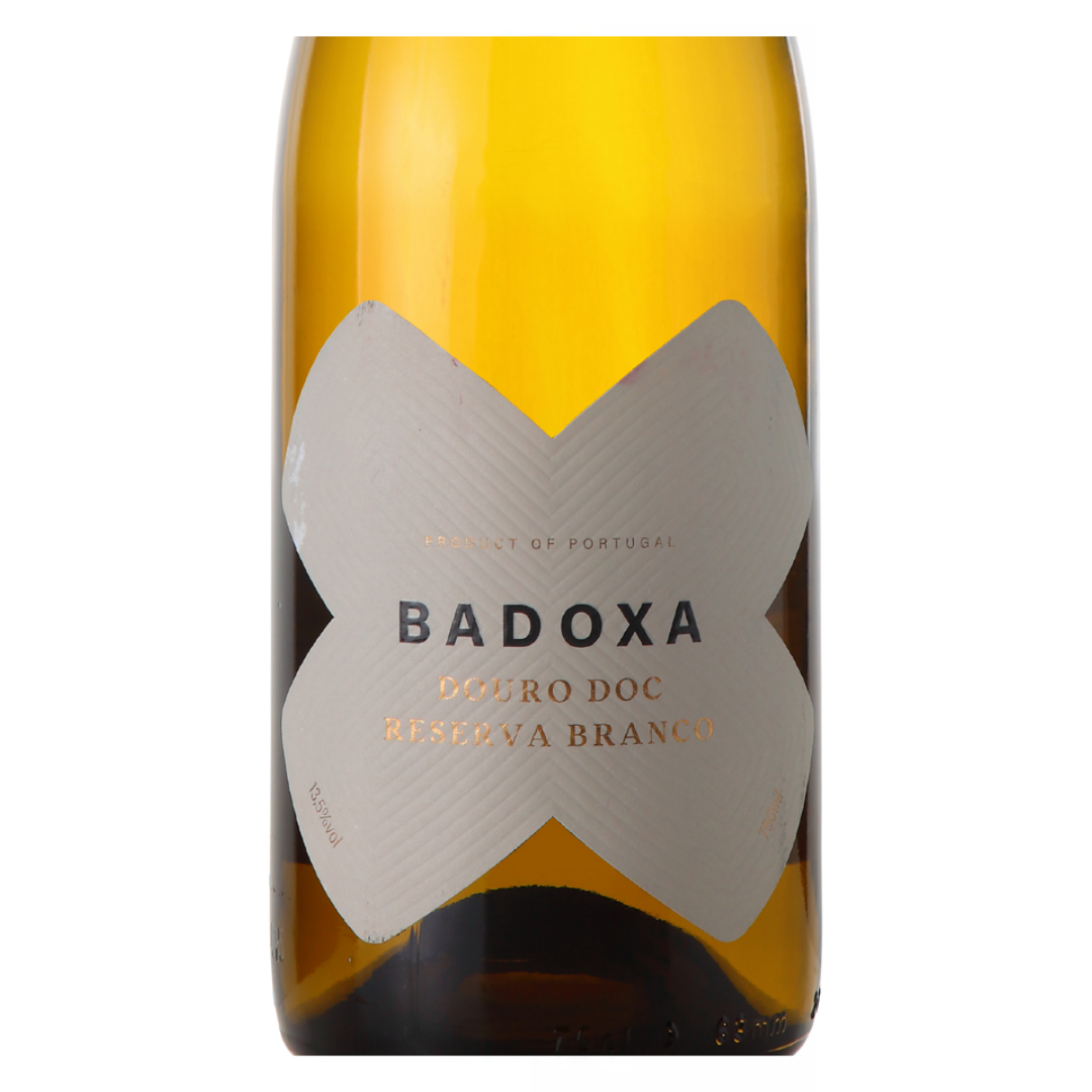 Close-up do rótulo do vinho Badoxa Douro Reserva Branco, destacando o nome Badoxa e a origem Douro DOC, Portugal.