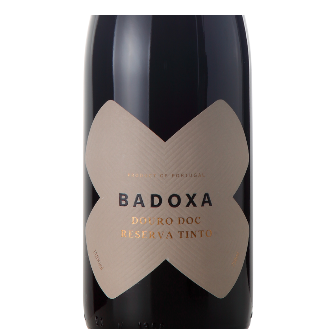 Close-up do rótulo do vinho Badoxa Douro DOC Reserva Tinto, destacando o nome Badoxa e a origem Douro DOC.