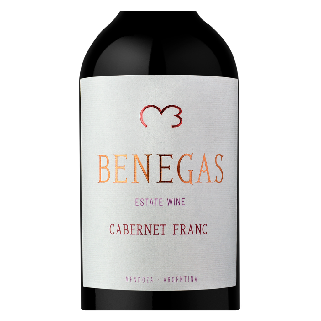 Close-up do rótulo do Benegas Estate Cabernet Franc da Bodega Benegas, mostrando a denominação Estate, a uva Cabernet Franc, a origem Cruz de Piedra, Maipú, Mendoza, e a referência às videiras não enxertadas plantadas em 1888.