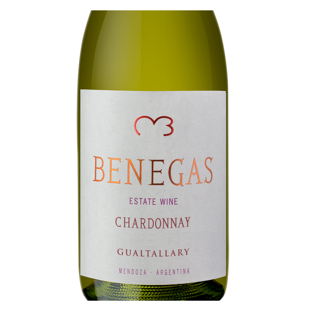 Close-up do rótulo do Benegas Estate Chardonnay da Bodega Benegas, mostrando a denominação Estate, a uva Chardonnay, a origem Gualtallary, Vale do Uco, e a certificação 94 pontos Descorchados.