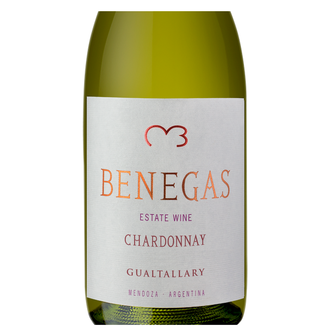 Close-up do rótulo do Benegas Estate Chardonnay da Bodega Benegas, mostrando a denominação Estate, a uva Chardonnay, a origem Gualtallary, Vale do Uco, e a certificação 94 pontos Descorchados.