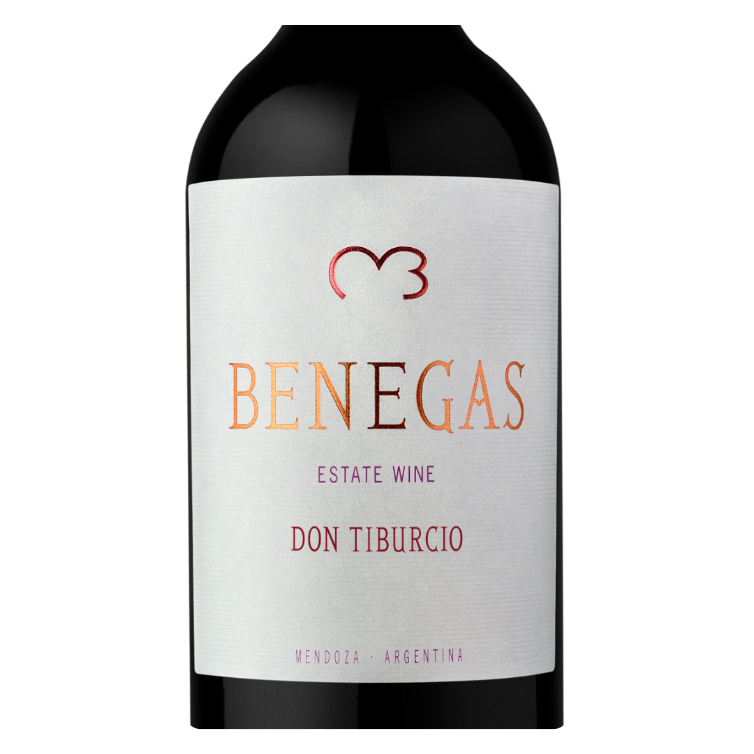 Close-up do rótulo do Benegas Estate Don Tiburcio Blend da Bodega Benegas, mostrando o nome Don Tiburcio, a denominação Estate, a origem Mendoza, Argentina, e a composição varietal do blend de cinco castas.