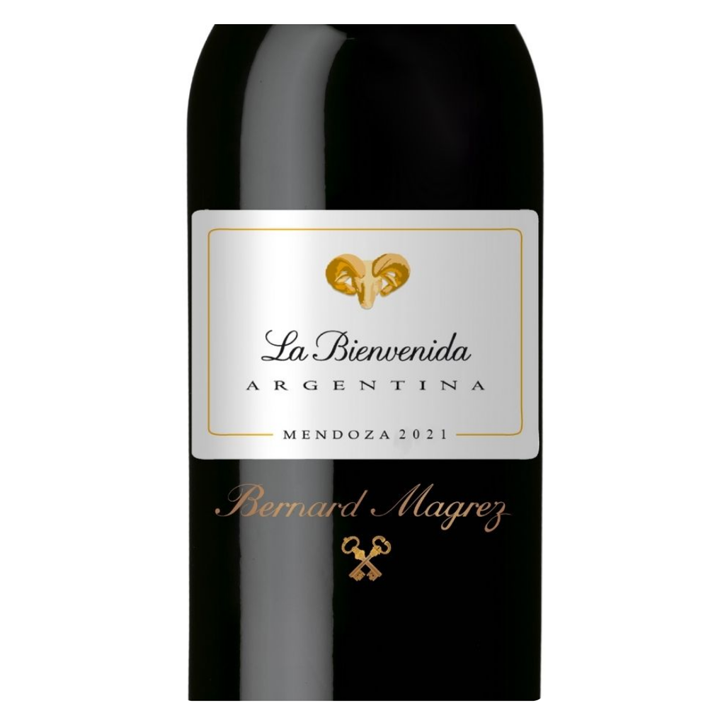 Close-up do rótulo do vinho Bernard Magrez La Bienvenida Malbec 2018, mostrando o nome da vinícola, a uva e a safra.