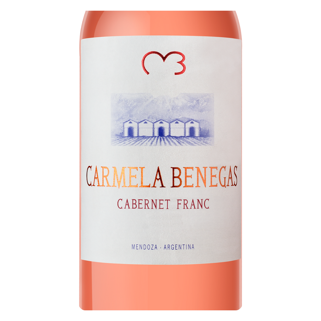 Close-up do rótulo do Carmela Benegas Cabernet Franc Rosé, mostrando a uva 100% Cabernet Franc, a origem Cruz de Piedra Maipú Mendoza Argentina e o volume de 750ml.