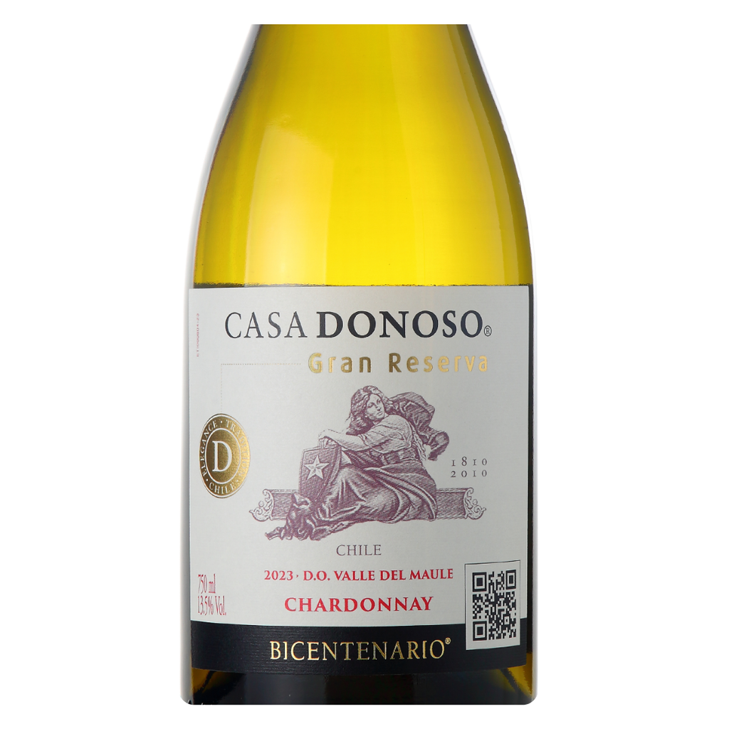 Close-up do rótulo do vinho Casa Donoso Bicentenario Gran Reserva Chardonnay, com destaque para o nome da vinícola, a uva Chardonnay e a origem Vale do Maule, Chile.