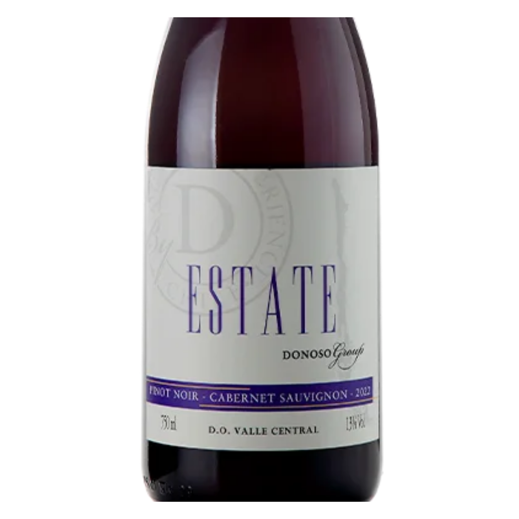 Close-up do rótulo do vinho Casa Donoso Group Estate Blend Cabernet/Pinot Noir 750ml, mostrando o nome da vinícola, as variedades de uva e a menção especial ao blend único.