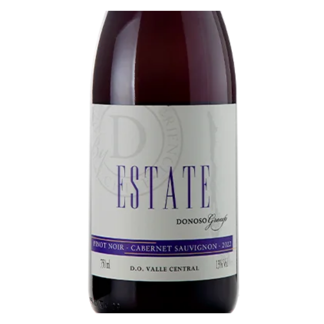 Close-up do rótulo do vinho Casa Donoso Group Estate Blend Cabernet/Pinot Noir 750ml, mostrando o nome da vinícola, as variedades de uva e a menção especial ao blend único.