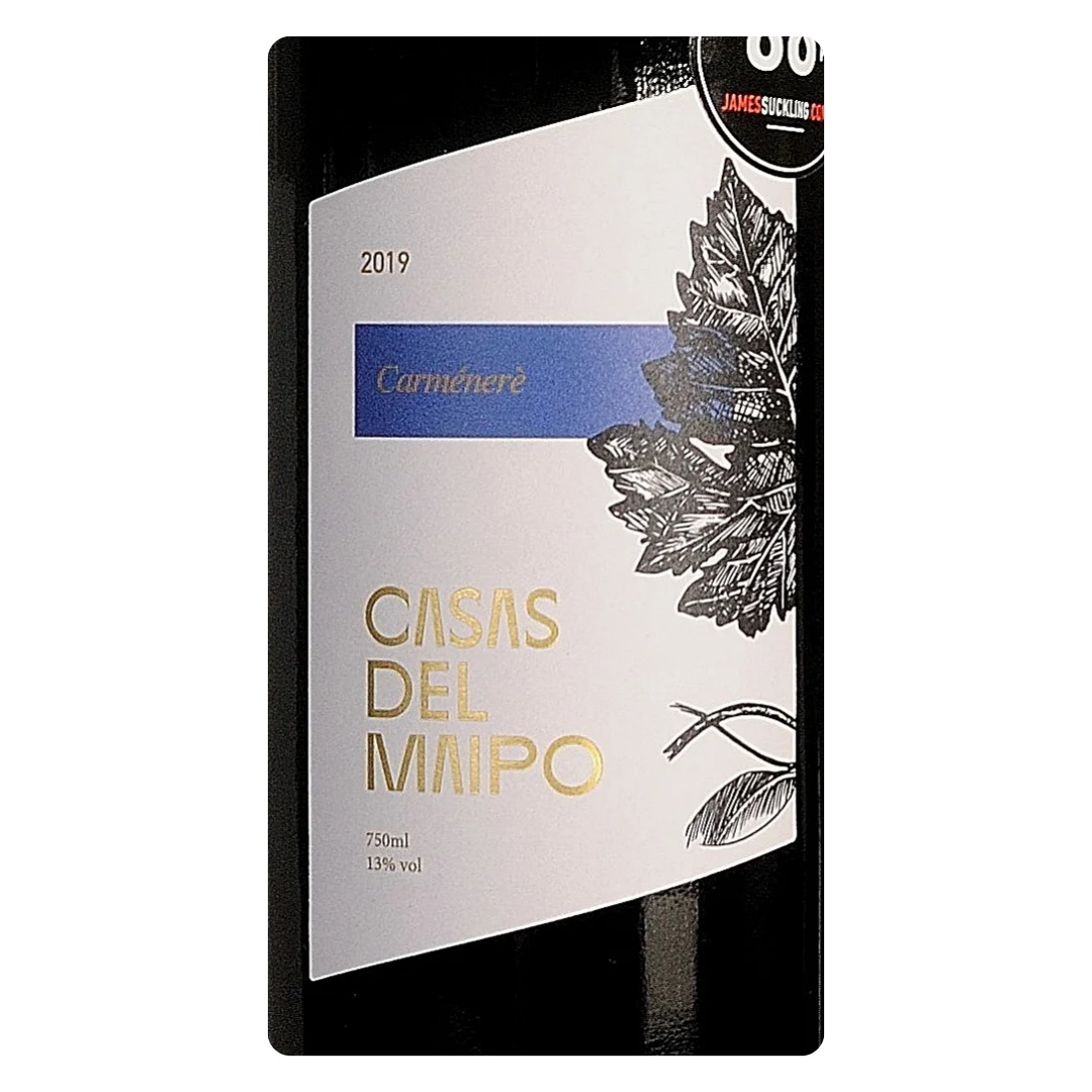 Close-up do rótulo do vinho Casas Del Maipo Carménère, mostrando o nome da vinícola, a uva e o volume de 750 ml.