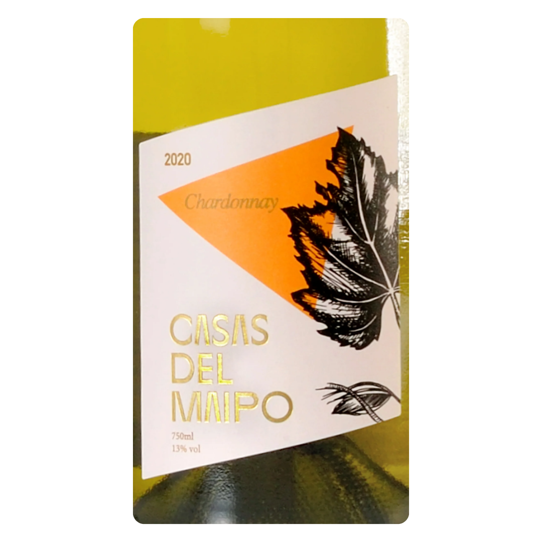 Close-up do rótulo do vinho Casas Del Maipo Chardonnay, mostrando o nome da vinícola, a uva e o volume de 750 ml.