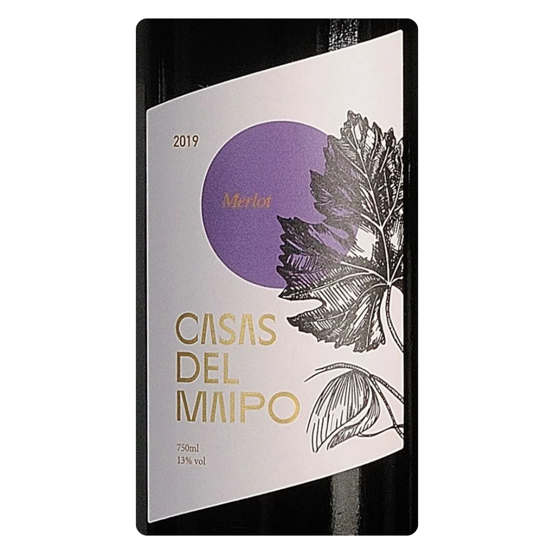 Close-up do rótulo do vinho Casas Del Maipo Merlot, mostrando o nome da vinícola Viña Marty, a uva Merlot e o volume de 750 ml.