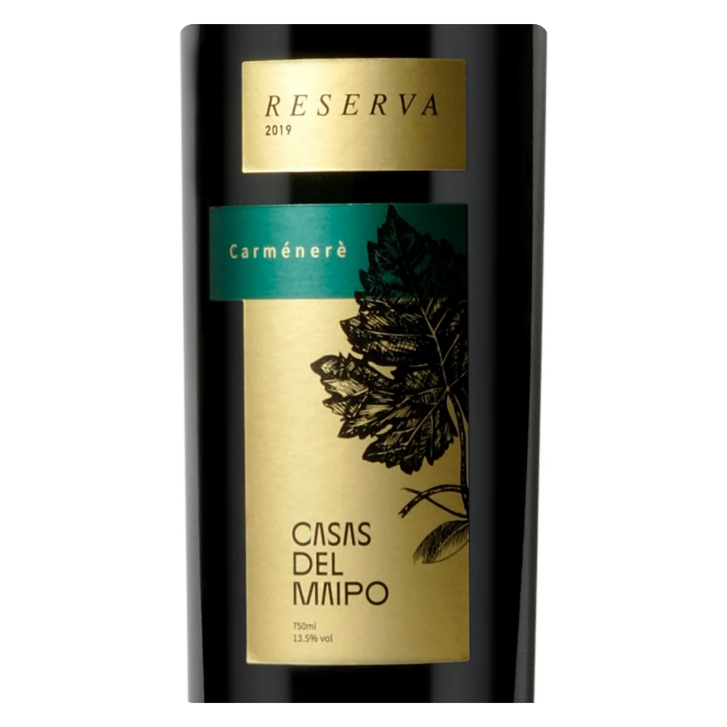 Close-up do rótulo do vinho Casas Del Maipo Reserva Carmenere, mostrando o nome da vinícola Viña Marty e detalhes da denominação Valle Del Maule