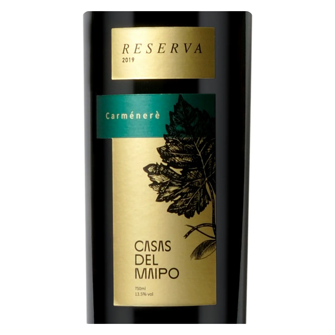 Close-up do rótulo do vinho Casas Del Maipo Reserva Carmenere, mostrando o nome da vinícola Viña Marty e detalhes da denominação Valle Del Maule