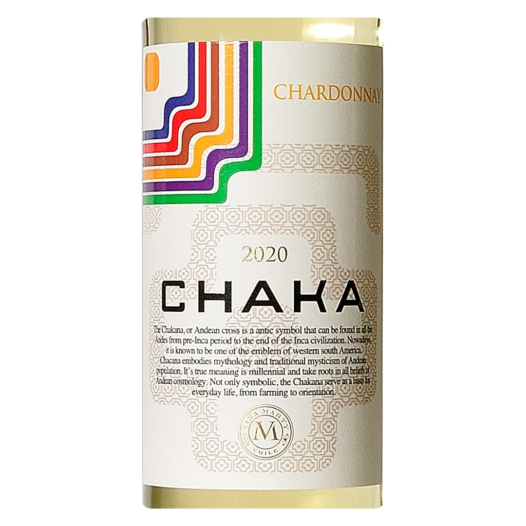 Close-up do rótulo do vinho Chaka Chardonnay da Viña Marty, mostrando o nome do vinho, a uva e a vinícola.