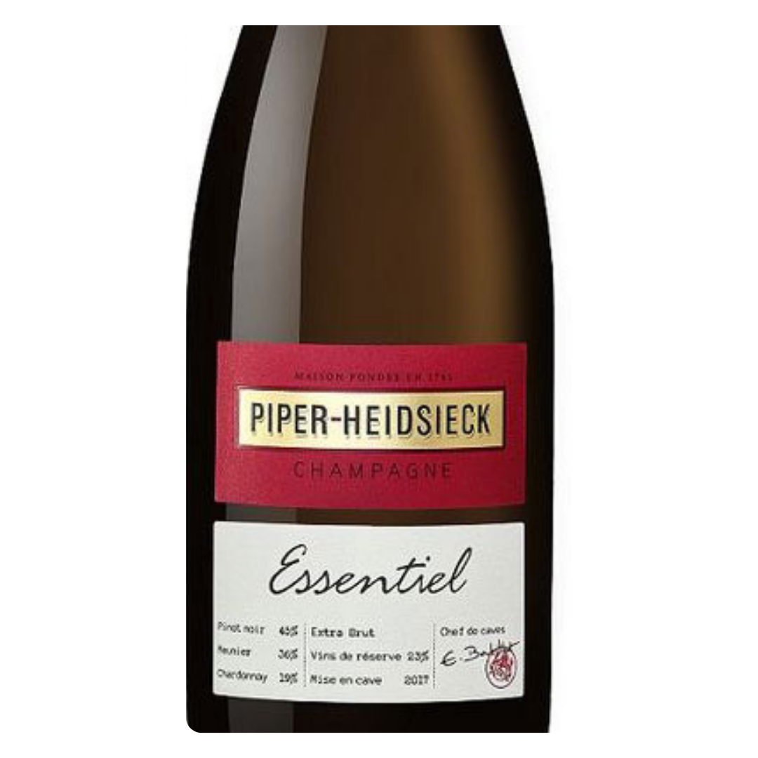 Close do rótulo branco e dourado do Champagne Piper-Heidsieck Essentiel, com a inscrição Extra Brut visível.