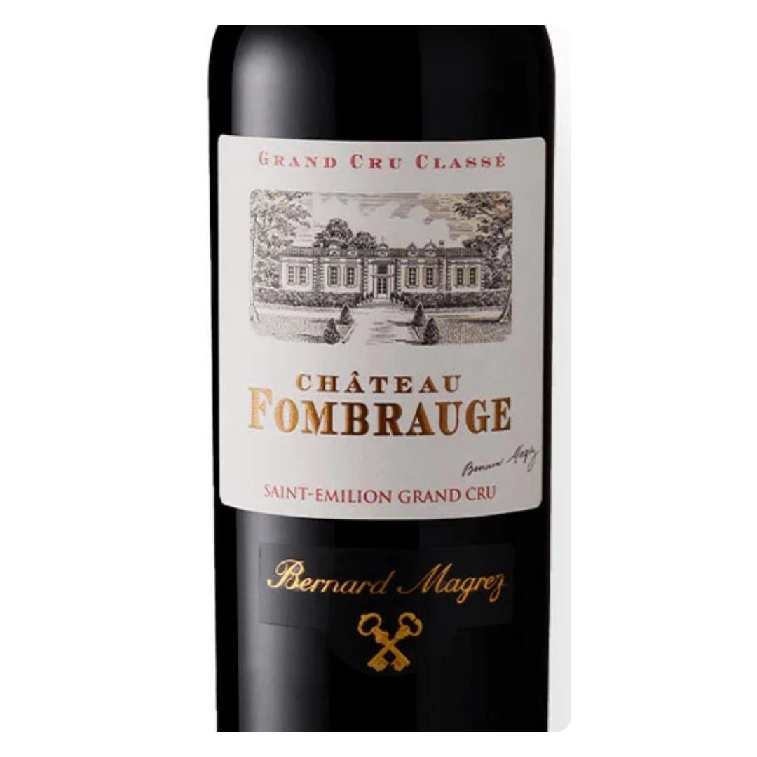 Close-up do rótulo do Château Fombrauge, mostrando o corte de Merlot e Cabernet Franc, a origem Saint-Émilion, Bordeaux, França, e o volume de 750ml.