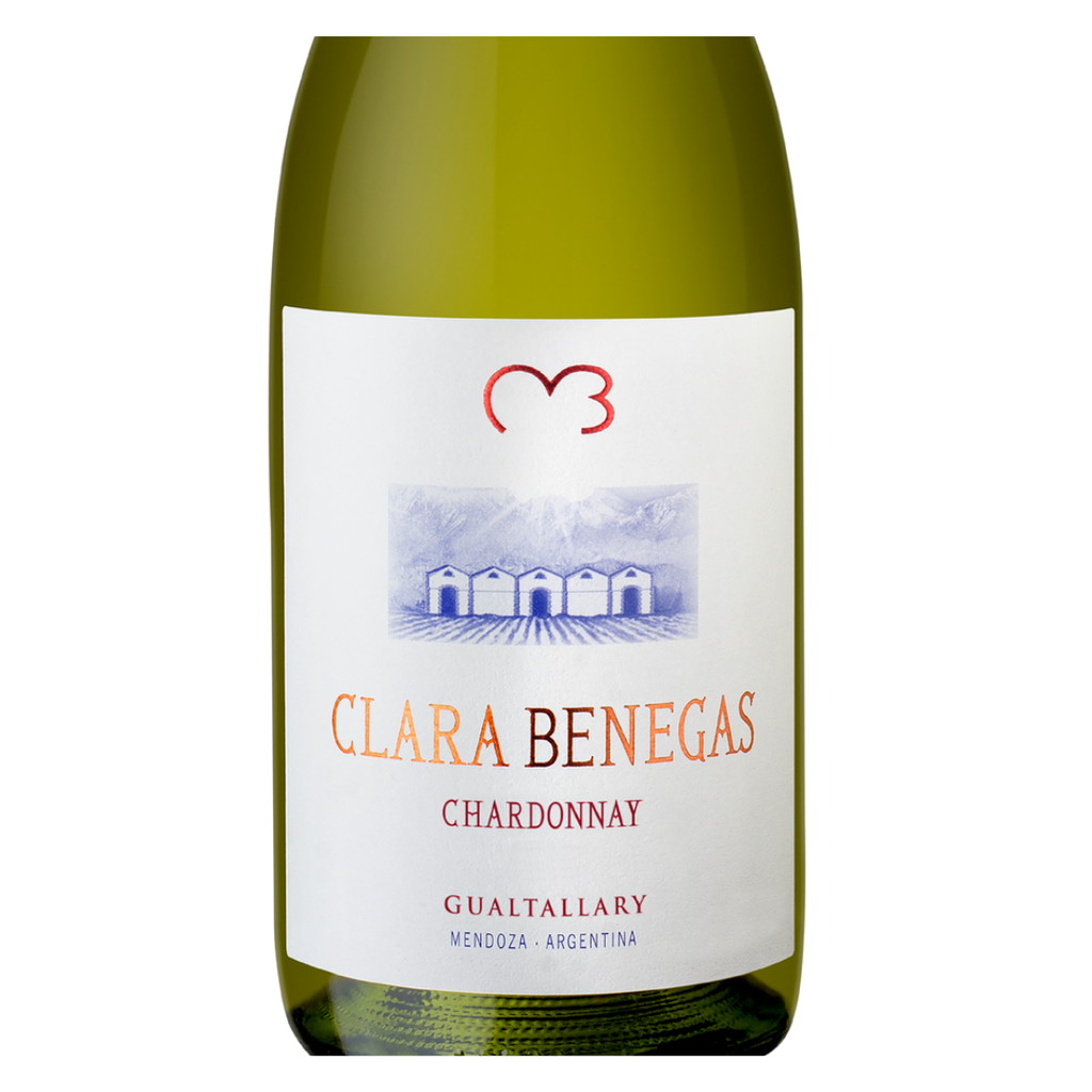 Close-up do rótulo do Clara Benegas Chardonnay da Bodega Benegas, mostrando o nome Clara Benegas, a uva Chardonnay, a origem Gualtallary e a denominação Mendoza, Argentina.