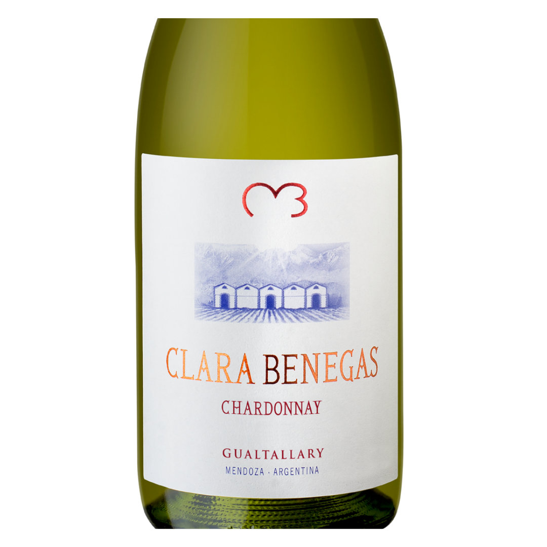 Close-up do rótulo do Clara Benegas Chardonnay da Bodega Benegas, mostrando o nome Clara Benegas, a uva Chardonnay, a origem Gualtallary e a denominação Mendoza, Argentina.