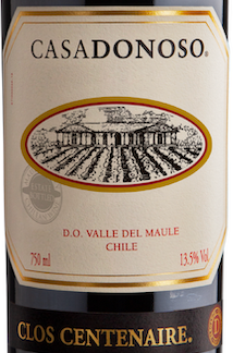 Close-up do rótulo do Clos Centenaire Premium Blend da Casa Donoso, mostrando o corte 40% Cabernet Sauvignon, 30% Carmenere, 20% Malbec e 10% Cabernet Franc, a origem Valle del Maule, Chile e o volume de 750ml.