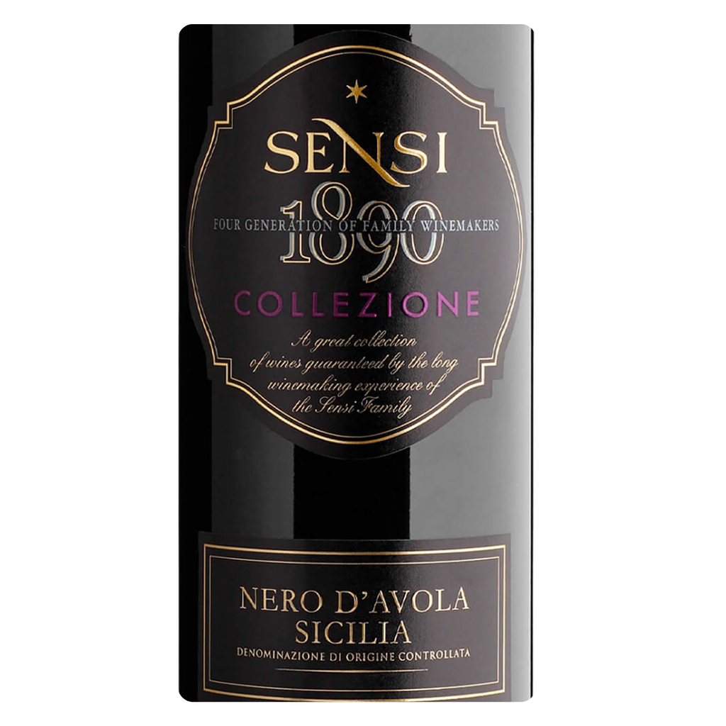 Close-up do rótulo do Collezione Nero d'Avola, mostrando a linha Collezione da Sensi Vini, a uva Nero d'Avola, a origem Sicília DOC, Itália, e o volume de 750ml.