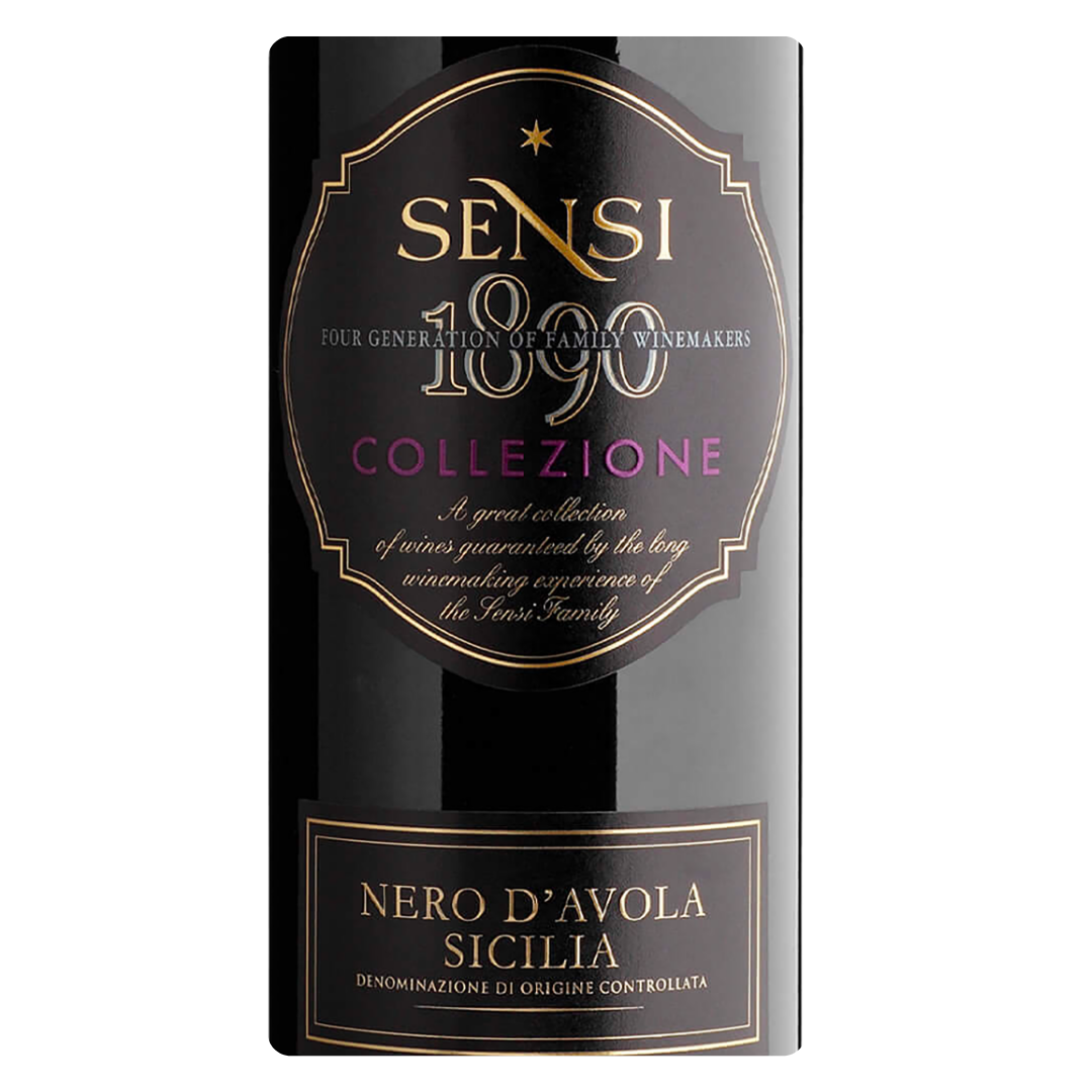Close-up do rótulo do Collezione Nero d'Avola, mostrando a linha Collezione da Sensi Vini, a uva Nero d'Avola, a origem Sicília DOC, Itália, e o volume de 750ml.