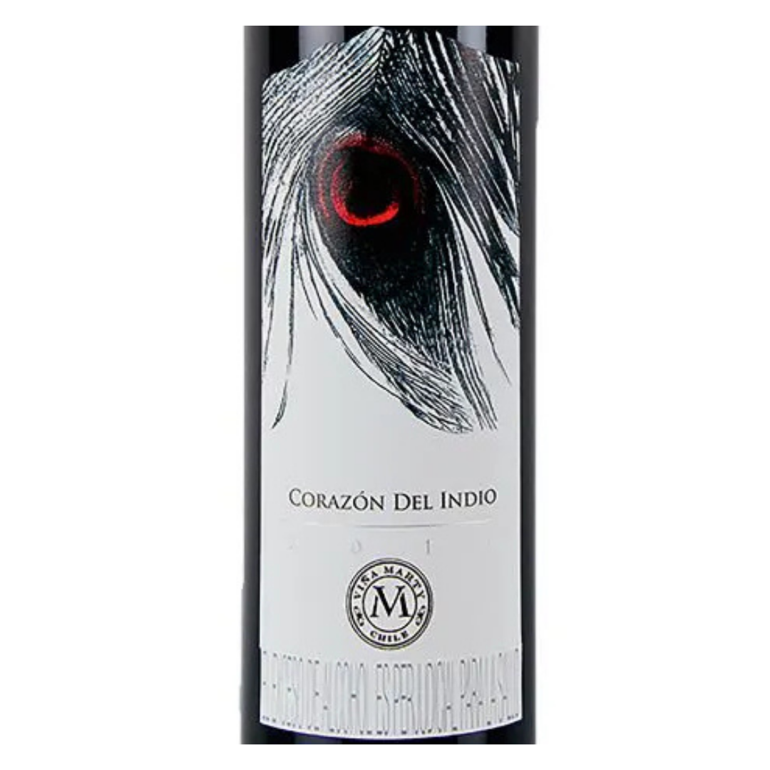 Detalhe do rótulo do vinho Corazón del Indio, mostrando a ilustração da montanha e a marca Viña Marty.
