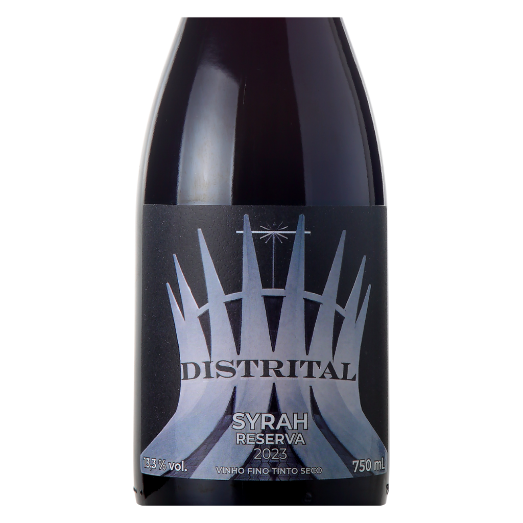 Close-up do rótulo do vinho Distrital Reserva Syrah, destacando o nome do produto, a uva Syrah e a origem no Cerrado de Altitude do Distrito Federal, Brasil.