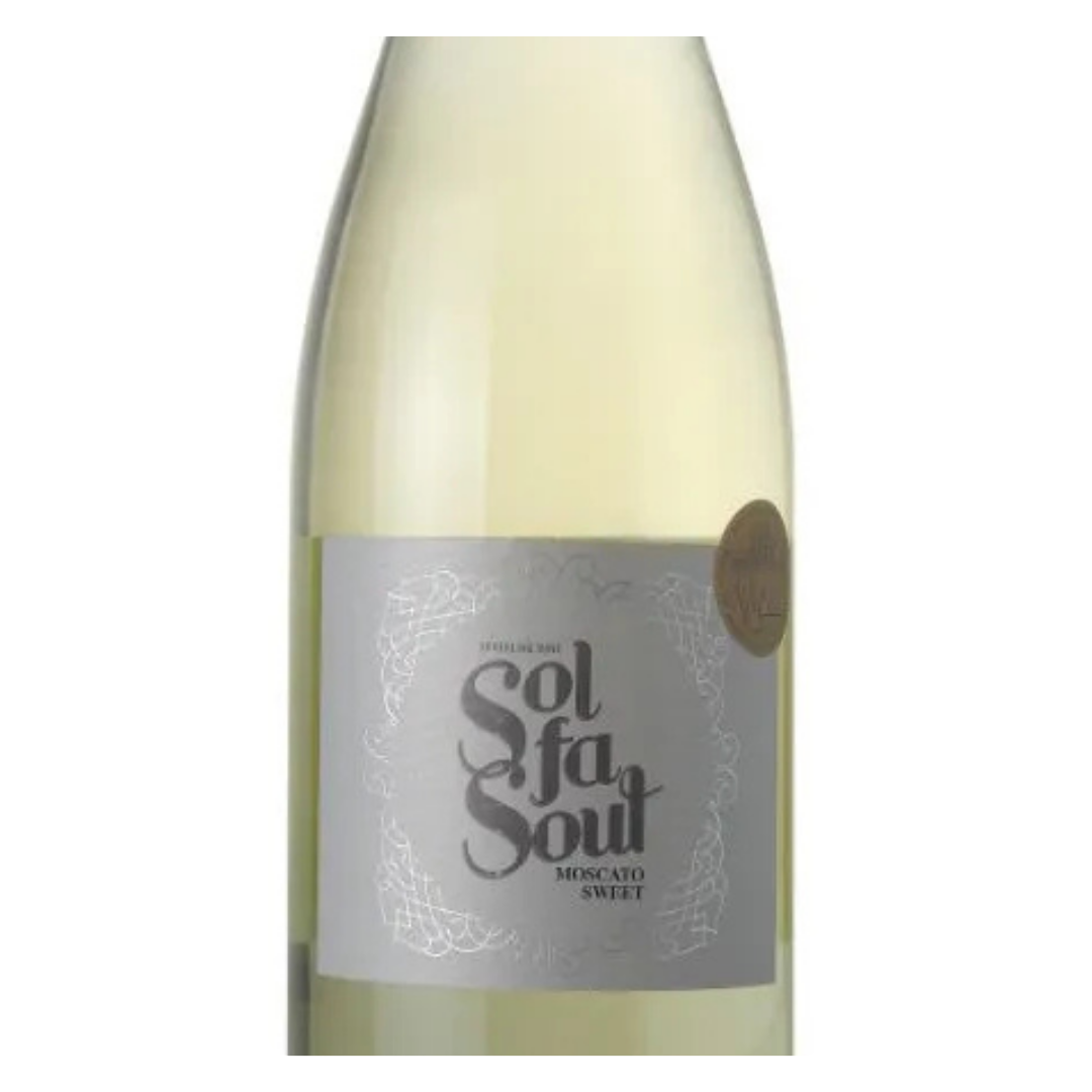 Close-up do rótulo do Espumante Sol Fa Soul, destacando a marca e a assinatura de Marcelo Pelleriti.