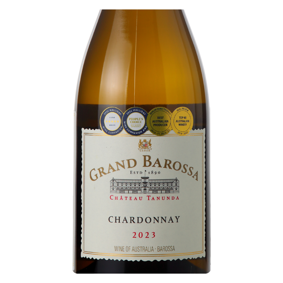 Close-up do rótulo do Grand Barossa Chardonnay 2024, mostrando a linha Grand Barossa da Château Tanunda, a uva Chardonnay, a origem Barossa Valley, Austrália, safra 2024 e o volume de 750ml.
