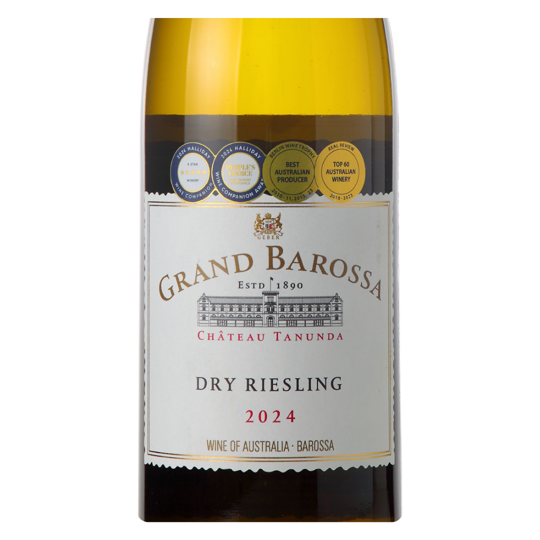 Close-up do rótulo do Grand Barossa Dry Riesling, mostrando a linha Grand Barossa da Château Tanunda, a uva Riesling, a origem Barossa Valley, Austrália, e o volume de 750ml.