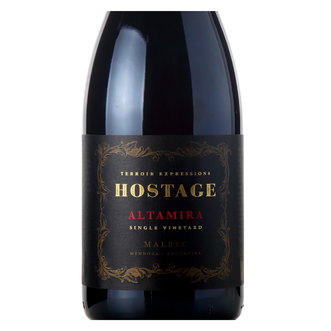 Close-up do rótulo do Hostage Altamira Single Vineyard Malbec da Pelleriti Priore, mostrando a uva Malbec, a origem Paraje Altamira, Valle de Uco, Mendoza, Argentina, a safra 2021 e o volume de 750ml.