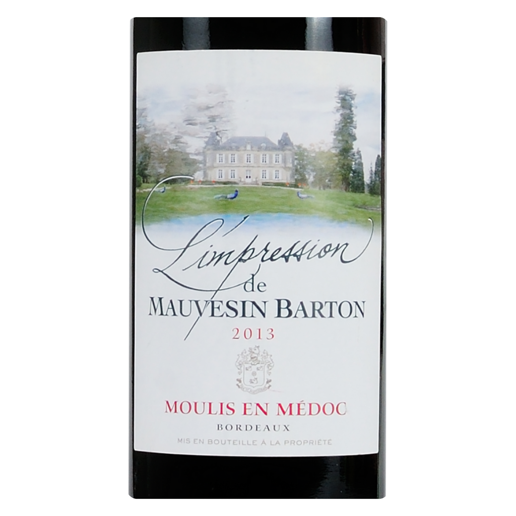 Close-up do rótulo do L'Impression de Mauvesin Barton 2013, mostrando as uvas Merlot, Cabernet Sauvignon e Cabernet Franc, a origem Moulis-en-Médoc, Bordeaux, França, safra 2013 e volume de 750ml.