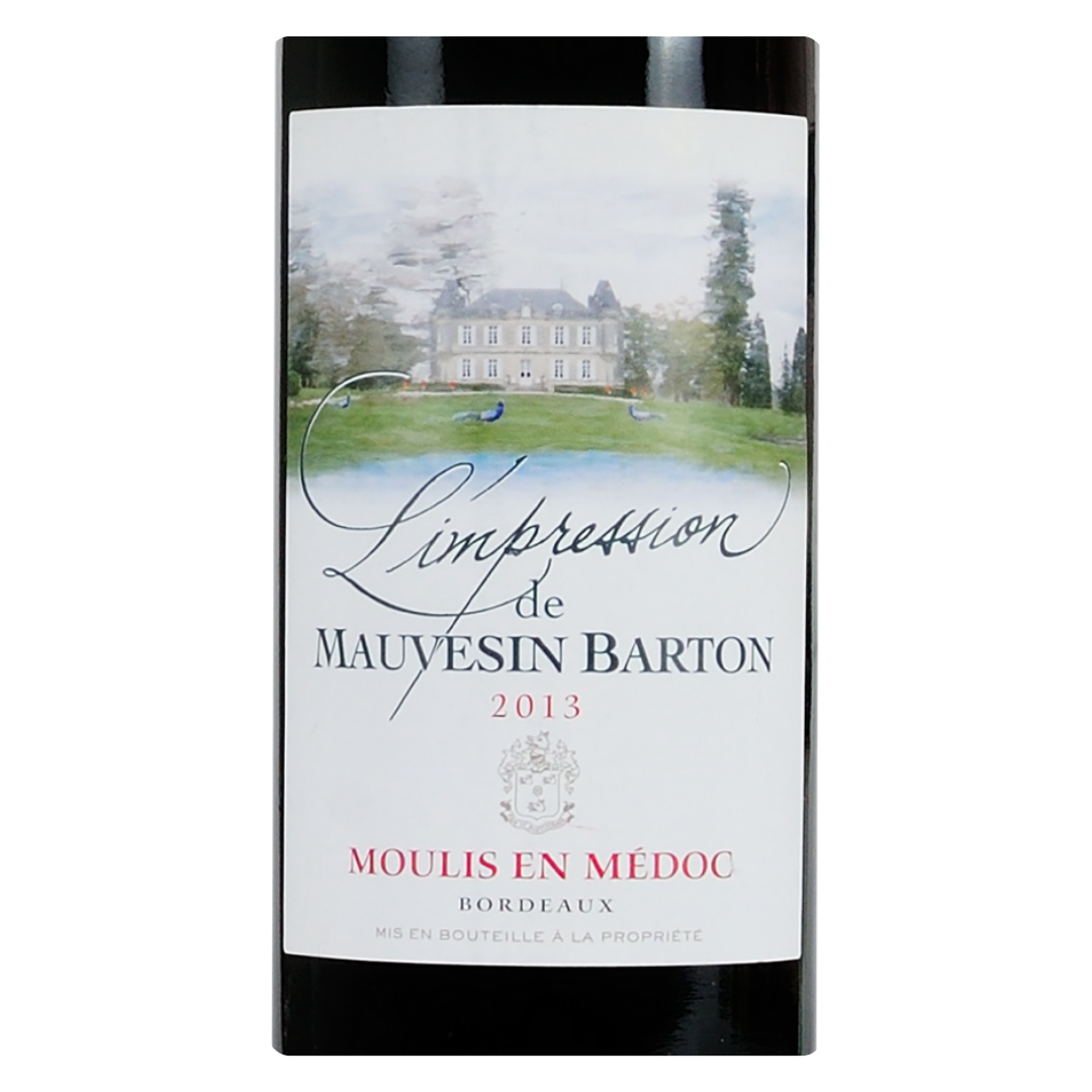 Close-up do rótulo do L'Impression de Mauvesin Barton 2013, mostrando as uvas Merlot, Cabernet Sauvignon e Cabernet Franc, a origem Moulis-en-Médoc, Bordeaux, França, safra 2013 e volume de 750ml.