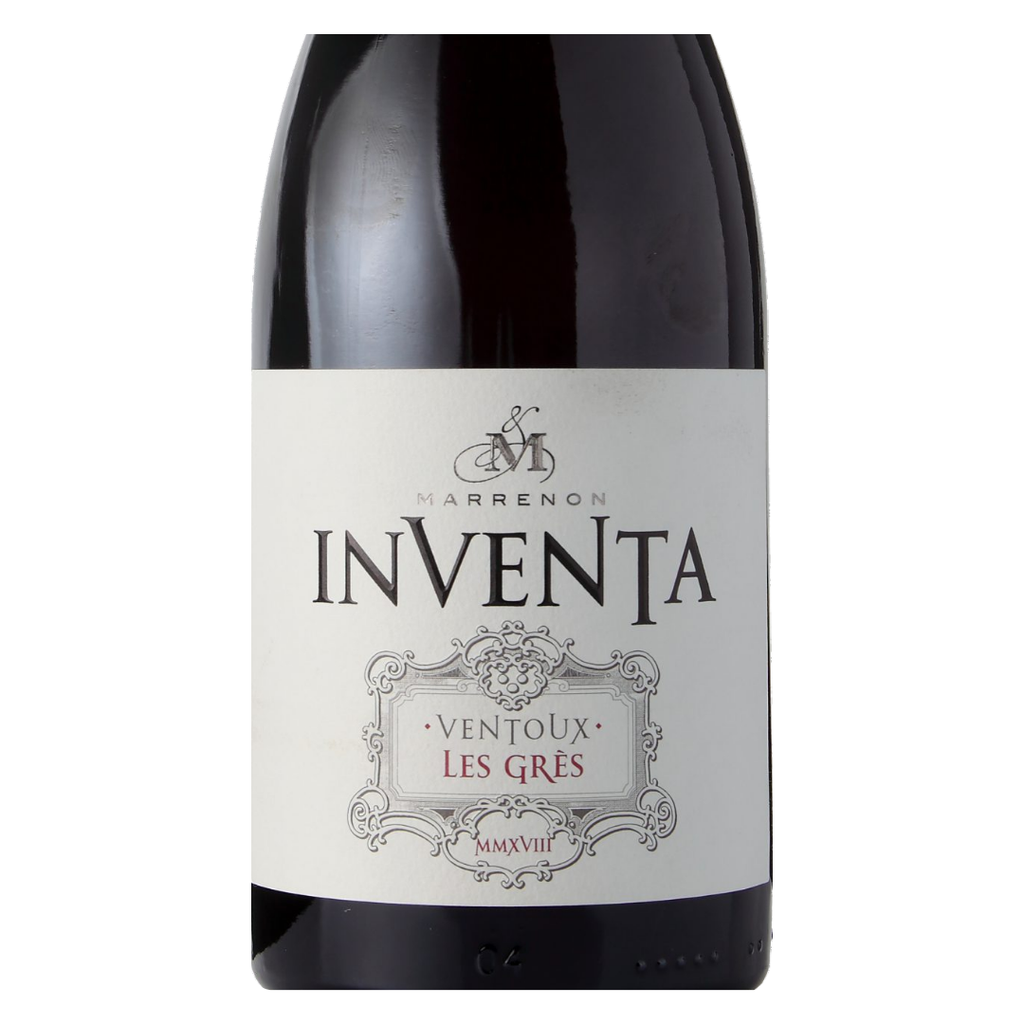Close-up do rótulo do Inventa Les Grès, mostrando a linha Inventa, as uvas Grenache Noir e Syrah, a origem AOP Ventoux, França e o volume de 750ml.
