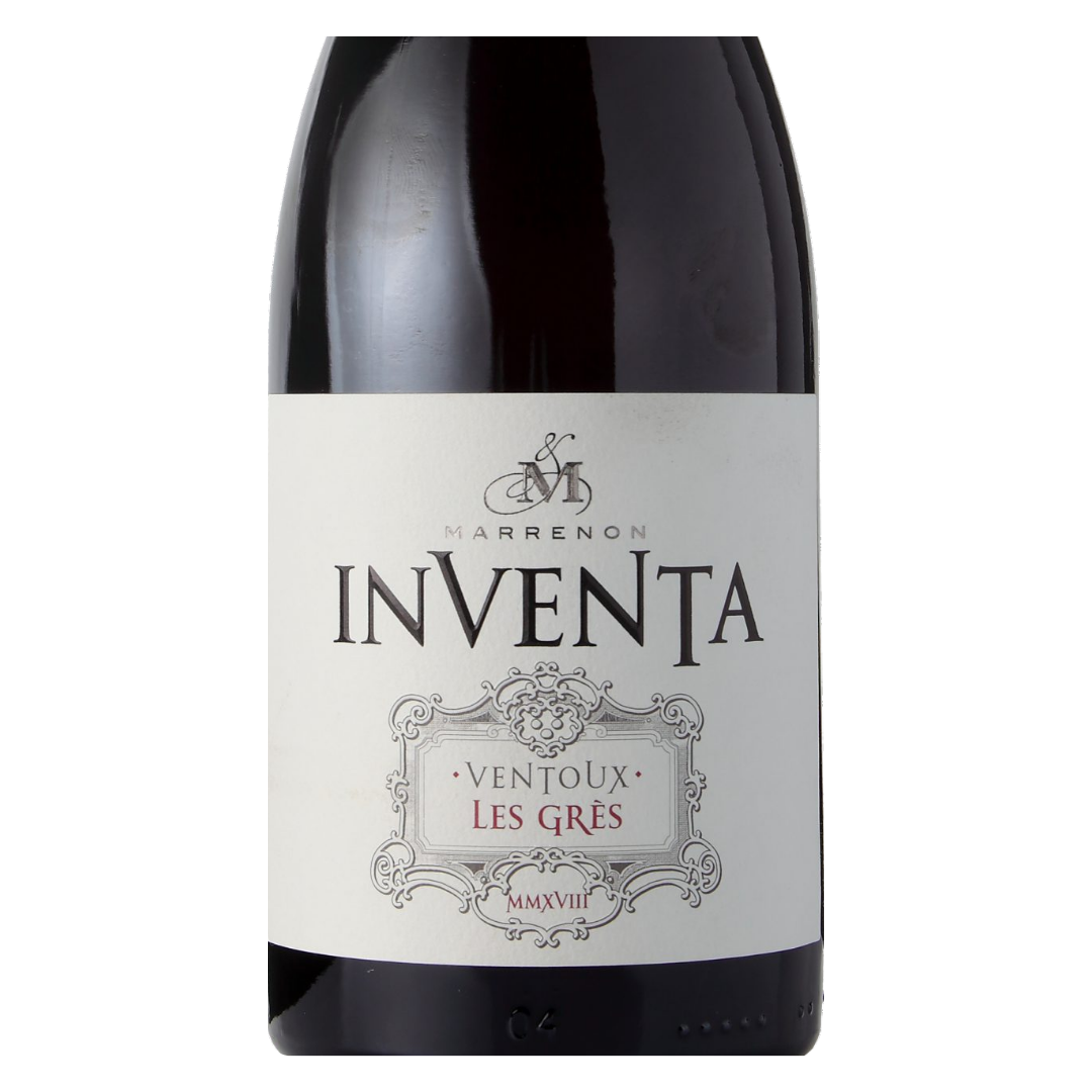 Close-up do rótulo do Inventa Les Grès, mostrando a linha Inventa, as uvas Grenache Noir e Syrah, a origem AOP Ventoux, França e o volume de 750ml.