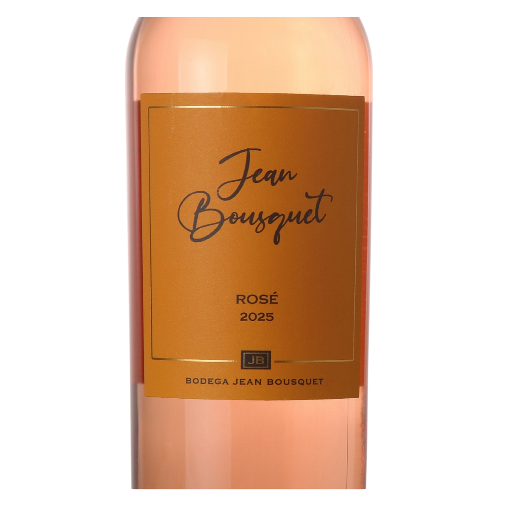 Close-up do rótulo do vinho rosé orgânico Jean Bousquet Domaine Bousquet, mostrando a certificação orgânica, a denominação Mendoza Argentina e as castas Pinot Noir, Syrah e Pinot Grigio.
