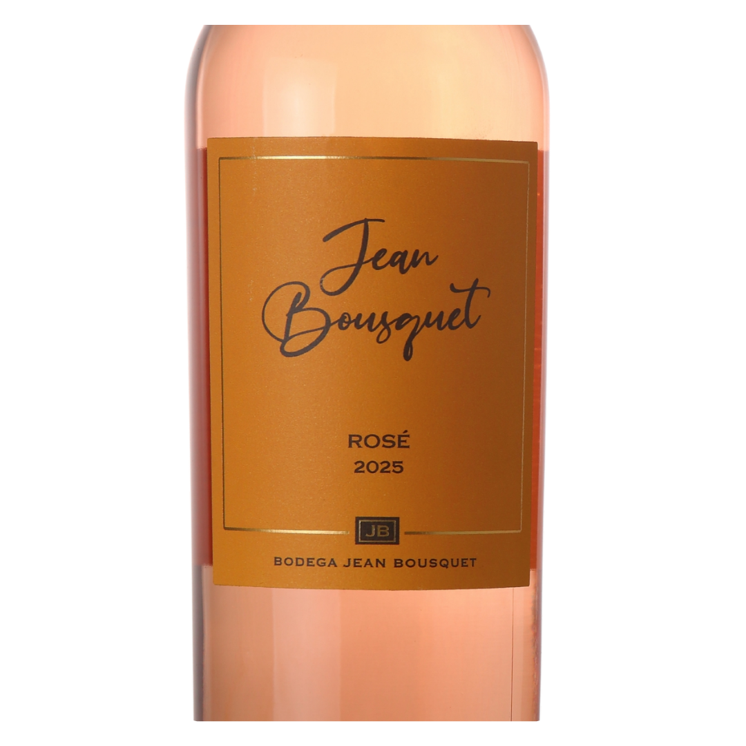 Close-up do rótulo do vinho rosé orgânico Jean Bousquet Domaine Bousquet, mostrando a certificação orgânica, a denominação Mendoza Argentina e as castas Pinot Noir, Syrah e Pinot Grigio.