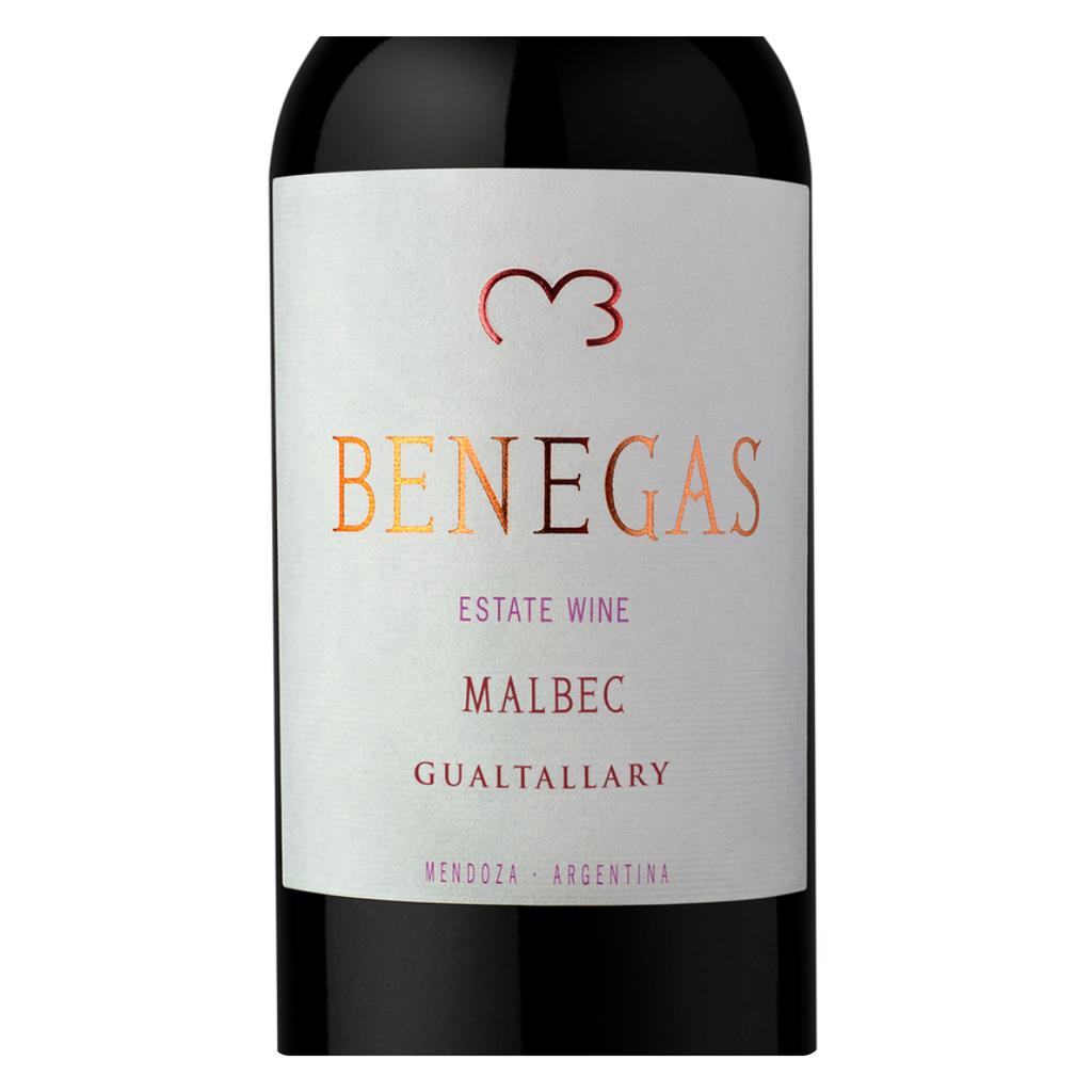 Close-up do rótulo do Juan Benegas Malbec, mostrando a uva 100% Malbec, a origem Mendoza Argentina e o volume de 750ml.