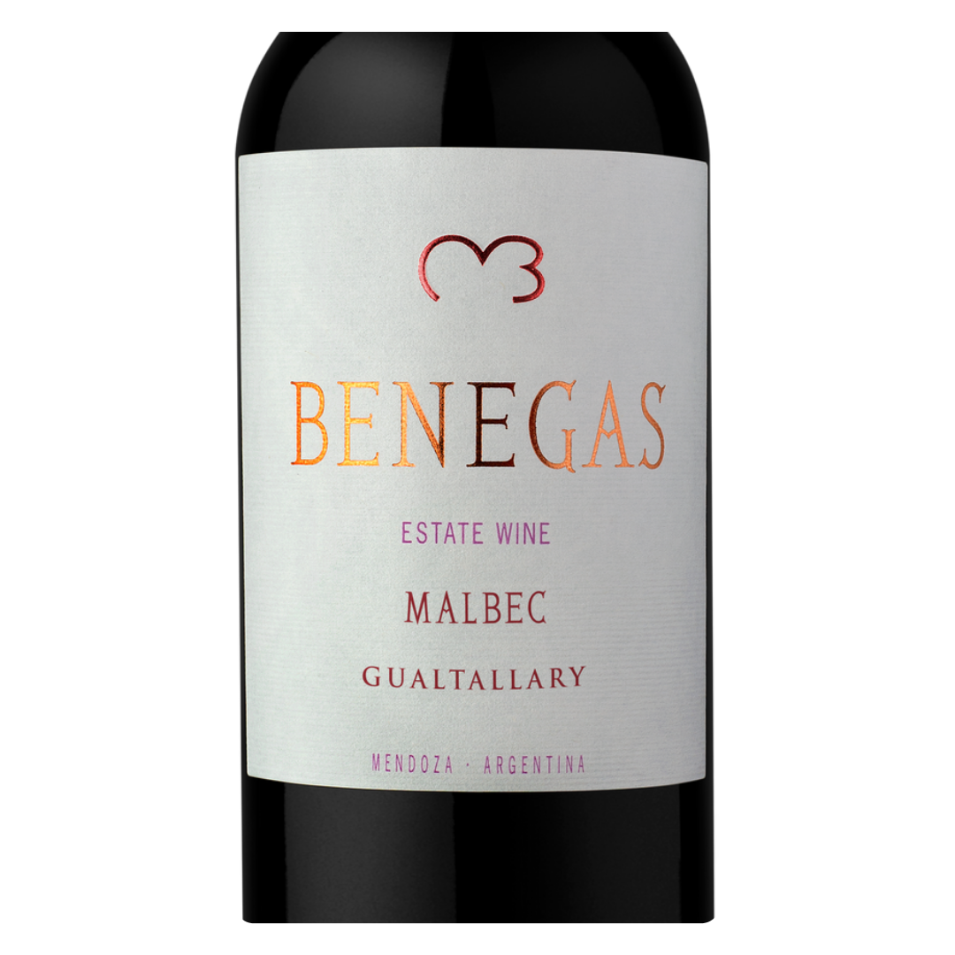 Close-up do rótulo do Juan Benegas Malbec, mostrando a uva 100% Malbec, a origem Mendoza Argentina e o volume de 750ml.